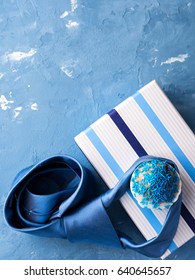 Vaderdagkaart met geschenkdoos en cake, stropdas op blauwe achtergrond
