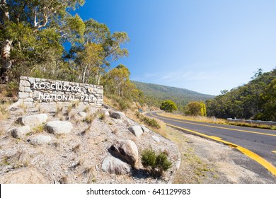 La entrada del Parque Nacional Kosciusko cerca de Perisher en un soleado día de otoño en Nueva Gales del Sur, Australia