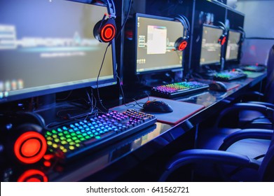 Gamer-Computer online im Internetcafé, Esport-Konzept
