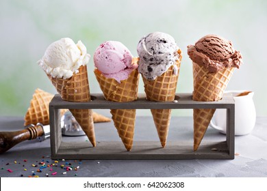 Variedad de bolas de helado en conos con chocolate, vainilla y fresa