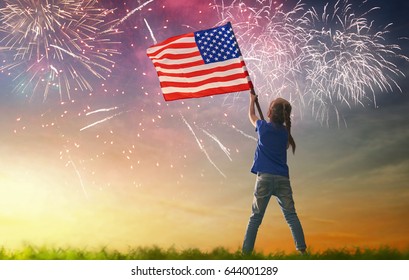 Liburan patriotik. Anak bahagia, gadis kecil yang lucu dengan bendera Amerika. Amerika Serikat merayakan 4 Juli.