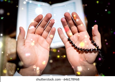 رجل مسلم يصلي لله في غرفة مظلمة في رمضان، تأثير فلتر الألوان الملون والعتيق