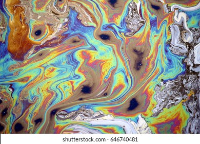 ein Foto von regenbogenfarbenem Öl, das auf dem Wasser schwimmt. natürlich.
