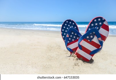 Patriottische VS-achtergrond met slippers op het zandstrand