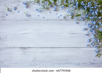 白い木製の背景、テキスト用のスペースにワスレナグサ