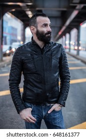 Un retrato de un hombre caucásico, duro y barbudo que lleva una chaqueta de cuero. Rodada en Brooklyn, Nueva York, durante la primavera de 2017.