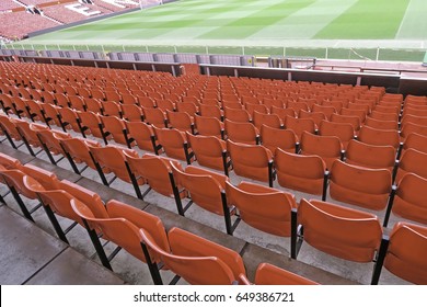Rode zetels in het stadion van de voetbalclub van Manchester United, Engeland.