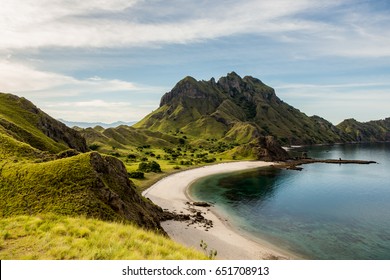 Vista del paisaje desde la parte superior de la isla de Padar en las islas de Komodo, Flores, Indonesia.