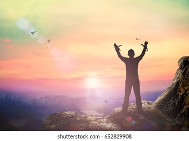Konzept des Internationalen Tages der Menschenrechte: Silhouette einer menschlichen Hand, die Ketten vor dem Hintergrund des Abendhimmels zerbrochen hat