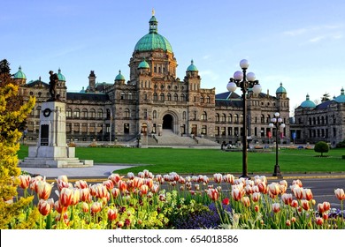 Histórico edificio del parlamento provincial de Columbia Británica con tulipanes de primavera, Victoria, BC, Canadá