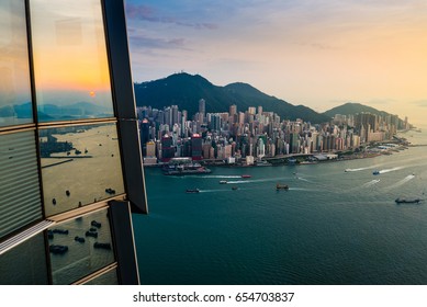 Grad Hong Kong na vrhu s odrazom zalaska sunca u ogledalu