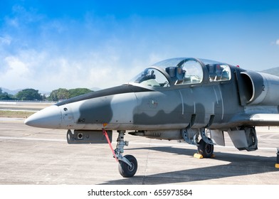 F-16 straaljagervliegtuig van Koninklijke luchtmacht, vliegtuigen op baan