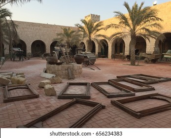 シェイク ファイサル ビン カシム アル サーニ博物館は、カタールのアル ラヤン市にある個人所有の博物館です。530,000 平方メートルの面積をカバーする 3 つの建物の博物館は、1998 年に開館しました。