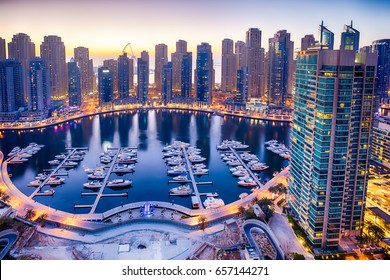 Pemandangan malam Dubai Marina diambil dari tempat klub kapal pesiar yang sekarang dihancurkan.