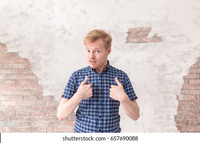 Retrato de joven poniendo excusas por haber quedado perplejo. Concepto de expresiones, emociones, desconfianza y sentimientos del rostro humano sobre fondo blanco