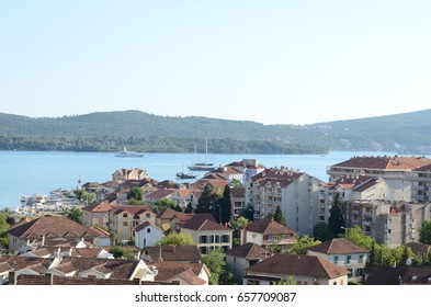 Muntenegru Tivat Marea Adriatică Acoperișuri din țiglă și iahturi
