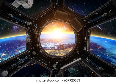 地球と宇宙船。NASA から提供されたこのイメージの要素。