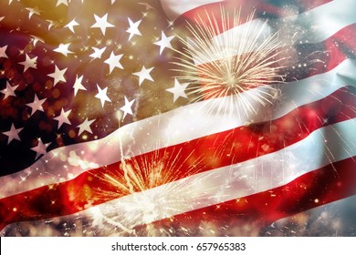 Merayakan Hari Kemerdekaan. Bendera Amerika Serikat Amerika Serikat dengan latar belakang kembang api untuk tanggal 4 Juli