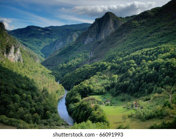 モンテネグロ山脈のタラ川渓谷。