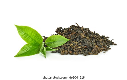 白い背景に分離された緑茶葉