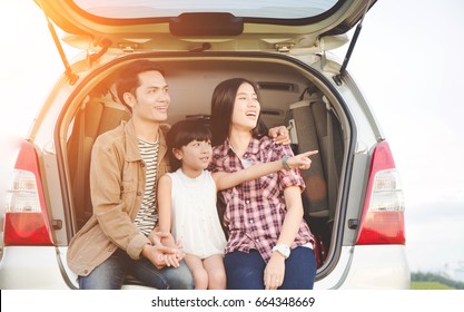 Aziatische familie een fijne vakantie in auto suv