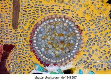 Wandskulpturen mit Glas- und Fliesenteilen. Wat Phra That Pha Son Kaew buddhistischer Tempel in Thailand. Kristallspiegelglas, mehrfarbig