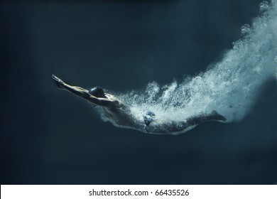 深淵に飛び込んだ後の水中のプロの水泳選手