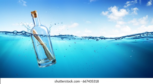 Mensaje en botella flotando en el océano