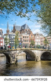 Klassische Ansicht der traditionellen Gebäude an der Kanalseite in der Innenstadt von Amsterdam. Amsterdam, Niederlande.