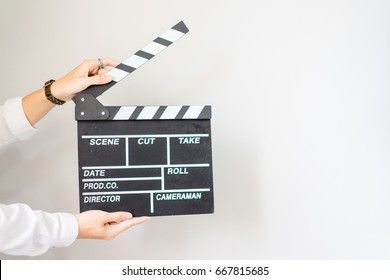 mâinile de bărbat ținând clapperboard realizând cinema video în studio. Producție de film clapper board, film de ardezie. Acțiune, teatru day.cut, Director, industria cinematografică, bollywood, hollywood.Video streaming live.