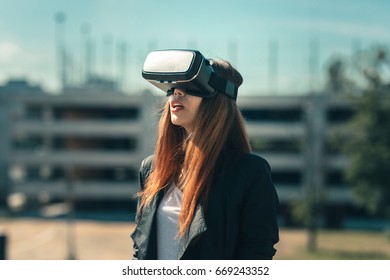 Een gelukkige gamer test eindelijk een product dat augmented realities produceert, en is blij om te zien dat zulke geweldige sci-fi-technologie werkt.