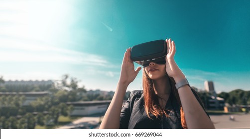 Panoramische foto van gametester, die voor het eerst VR-apparatuur gebruikt, genietend van de speciale functies van de uitrusting en het echte gevoel dat het geeft. Augmented, Mixed en Virtual Reality 360-video en 3D-video