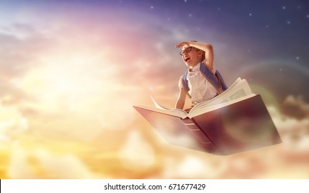 ¡De vuelta a la escuela! Feliz niño trabajador lindo volando en el libro sobre fondo de cielo al atardecer. Concepto de educación y lectura. El desarrollo de la imaginación.