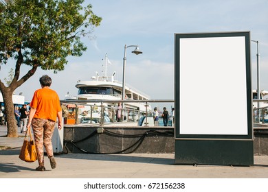 Eine leere Plakatwand für Werbung auf der Straße in der Nähe des Seehafens in Istanbul, Türkei. Straßenwerbung.