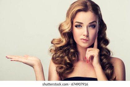 Frunciendo el ceño, pensamiento de incredulidad de la mujer. Chica pensando en algo. Hermosa chica con el pelo rizado con expresiones faciales expresivas