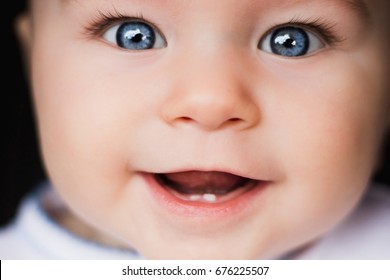 Baby-Porträt. Nahaufnahmegesicht mit hellen blauen Augen. Babys, Augen, Augenheilkunde, Neugier, Glück, die Welt entdecken, Freude, Kindheit, Psychologie, Elternschaft, Porträtkonzepte