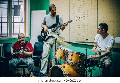 舞台裏。乱雑な録音音楽スタジオでロック バンドの練習。オルタナティブ ミュージシャン グループのライブ演奏