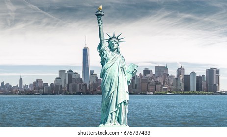 Patung Liberty, Landmark Kota New York dengan latar belakang Manhattan