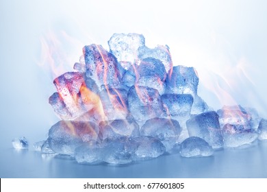 Dingin namun ada panasnya. Ada es namun ada api - bagaimana ini bisa terjadi? Apakah itu diedit secara digital atau apakah kubus itu benar-benar bahan bakar untuk api yang menjilat. Saya akan membiarkan Anda memutuskan.