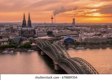 cielo del atardecer con colores y nubes sobre la ciudad de Colonia con el puente y la Colonia Dom, escena nocturna sobre la ciudad de Colonia / Colonia con la Catedral de Colonia / Catedral detrás del puente Hohenzollern y las torres de Colonia,