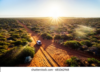 Australien, unbefestigte Straße des roten Sandes und Allrad bei Sonnenuntergang, Francoise Peron, Shark Bay