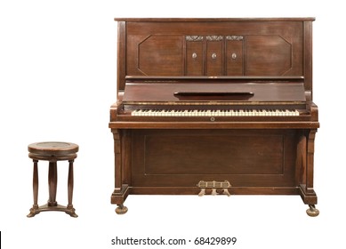 Antiguo piano alemán vertical y un taburete aislado sobre fondo blanco. Ambos trazados de recorte están incluidos.