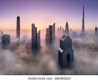 Arranha-céus de Dubai através da neblina