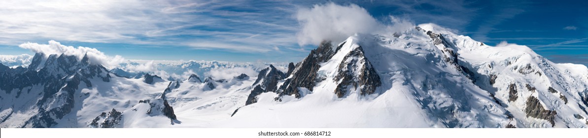 De Mont Blanc is de hoogste berg van de Alpen en de hoogste van Europa. Prachtig panorama van de Europese Alpen in zonnige dag. Haute-Savoie, Frankrijk