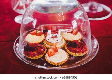 ケーキ、カップケーキ、スイーツ、お花が入ったキッズディズニーのキャンディーバー。子供の誕生日パーティー用のキャンディーバー。休日のコンセプトです。