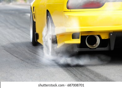 raceauto verbrandt rubber van zijn banden ter voorbereiding op de race