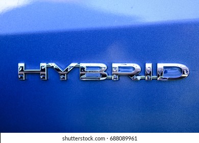 青いペンキのハイブリッド車のバッジ