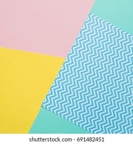 Textuurachtergrond van modepastelkleuren: roze, geel, turkoois en geometrisch patroonpapier in minimaal concept. Plat leggen, bovenaanzicht. jaren 90 stijl
