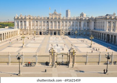 Vista aérea del Palacio Real (Palacio Real), importante hito cultural e histórico en Madrid, España