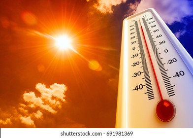 熱、温度計は、空の温度が暑いことを示しています、夏